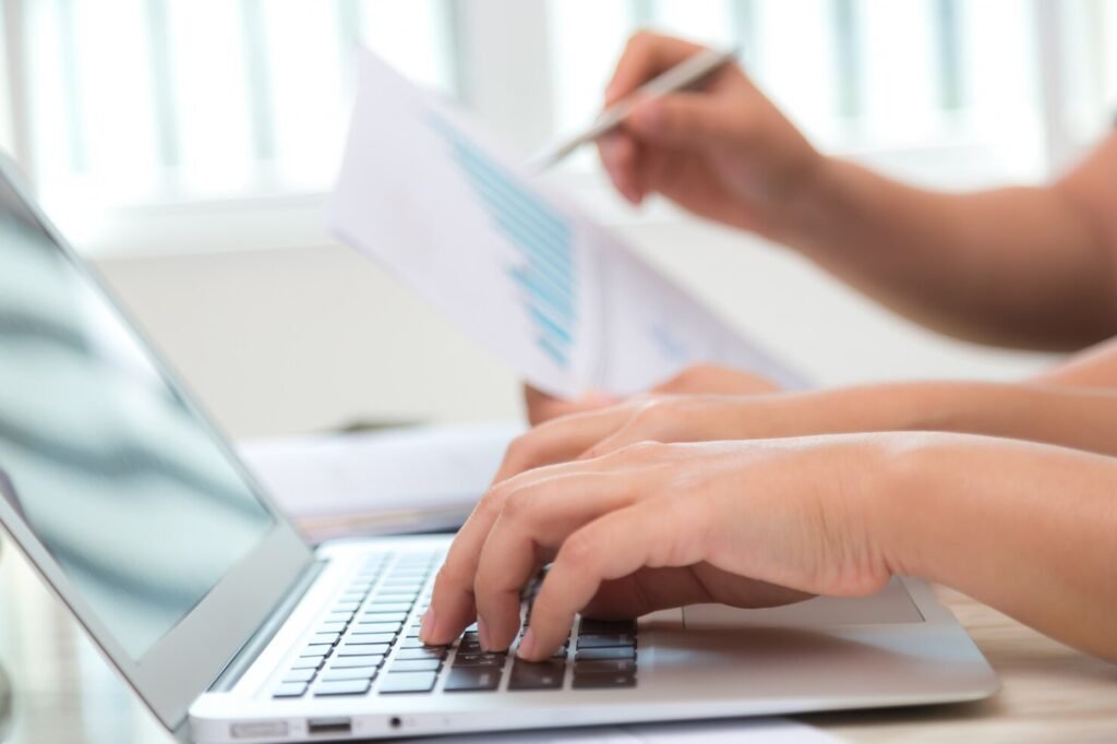primer plano empleado trabajando portatil oficina 1232 848