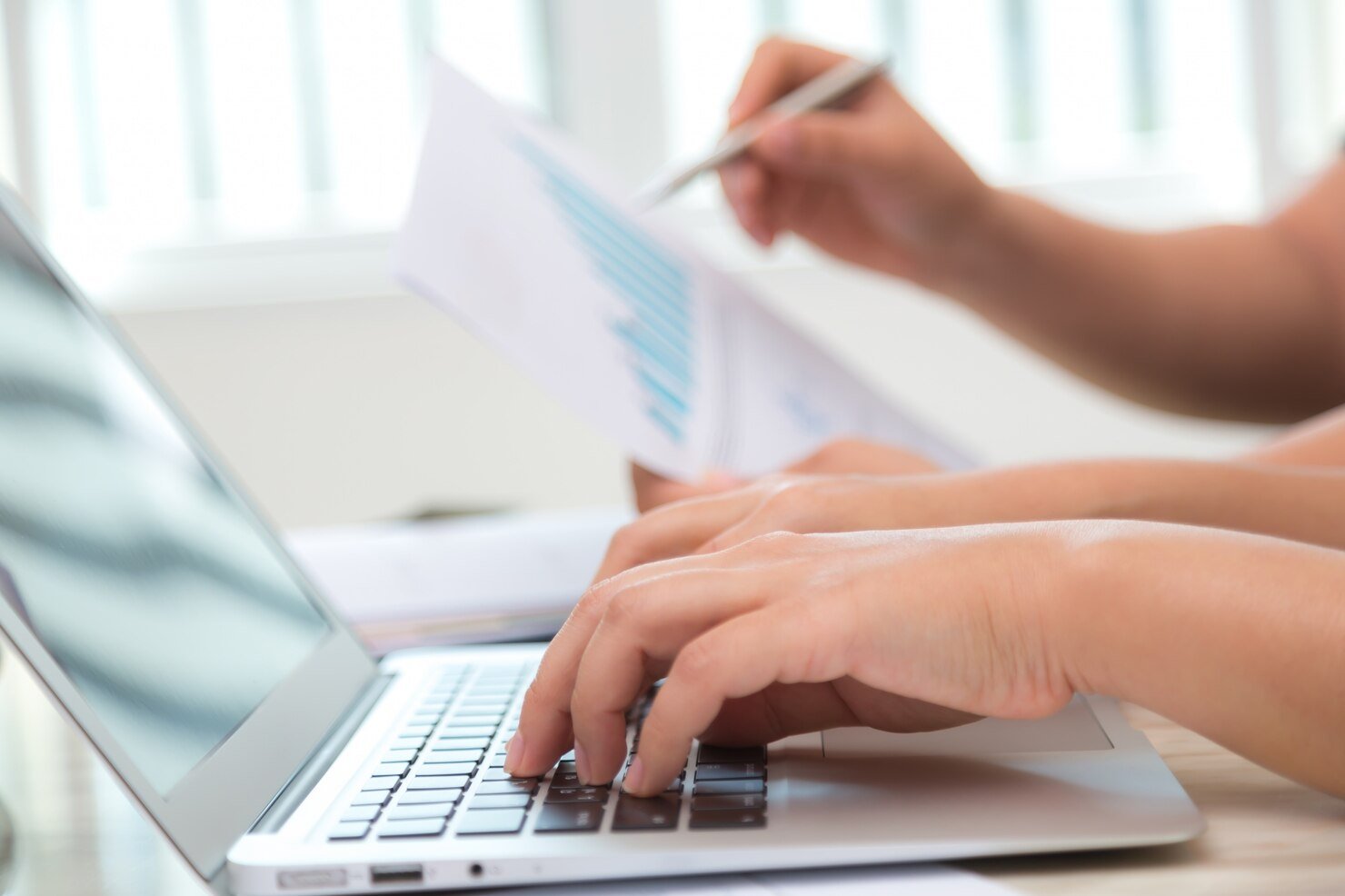 primer plano empleado trabajando portatil oficina 1232 848